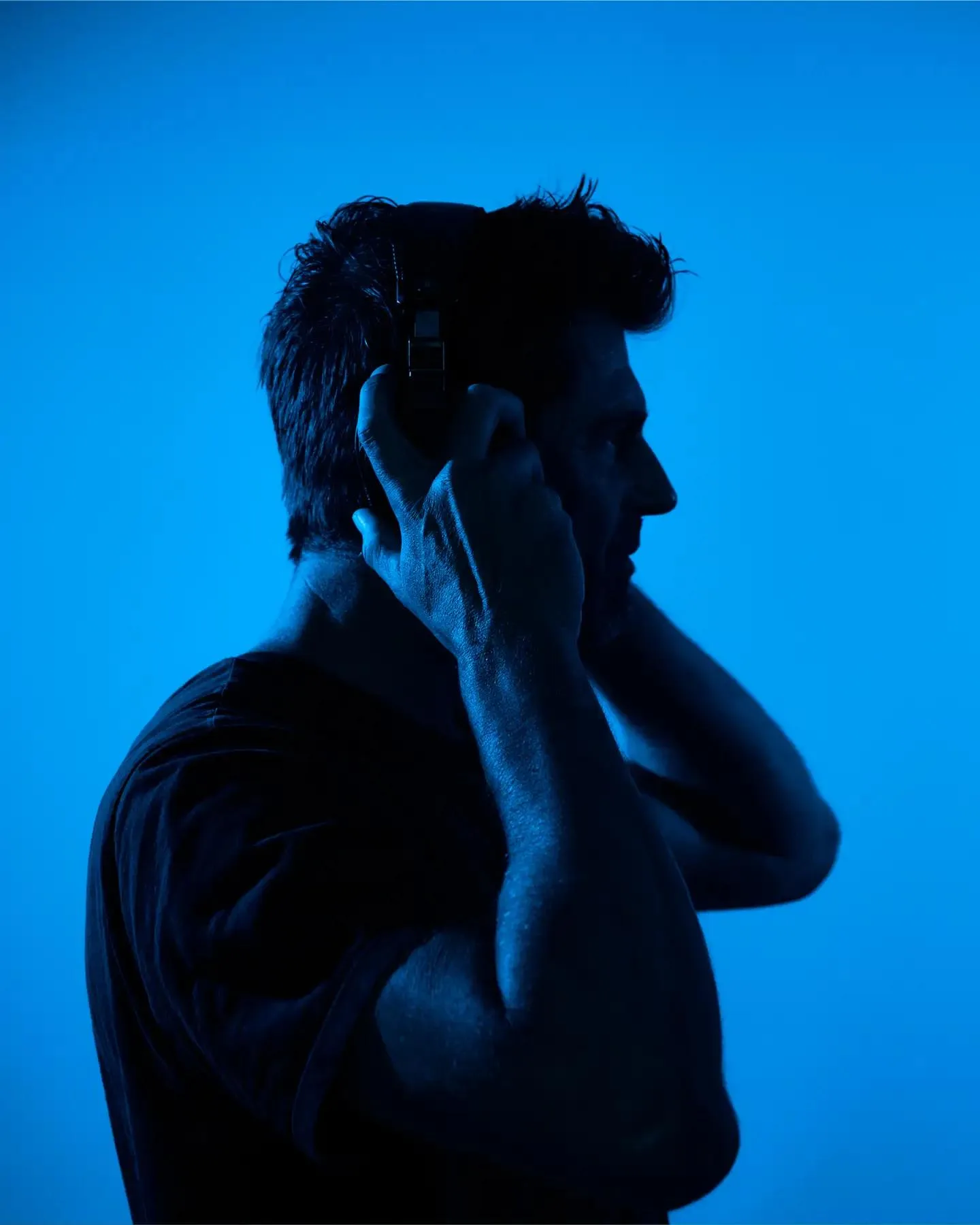 Alejandro Zárate against a blue backdrop